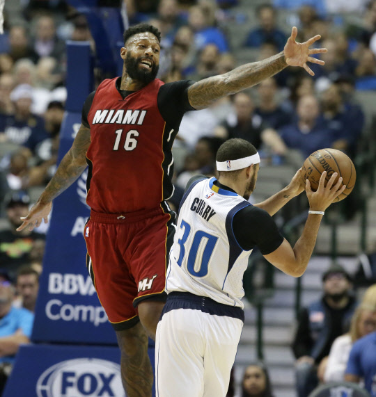 28일(한국시간) 미국 텍사스주 댈러스의 아메리칸 에어라인 센터에서 열린 댈러스 매버릭스와 마이애미 히트의 경기에서 댈러스 가드 세스 커리가 상대 포워드 제임스 존슨의 수비를 피해 드라이브인을 시도하고 있다. <연합뉴스>